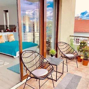 https://sunny-deluxe-apt-terrace.inbudapesthotels.com